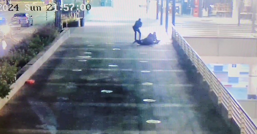 הפיגוע בגן יבנה: המחבל רץ עם סכין לעבר הכוחות - וחוסל | צפו