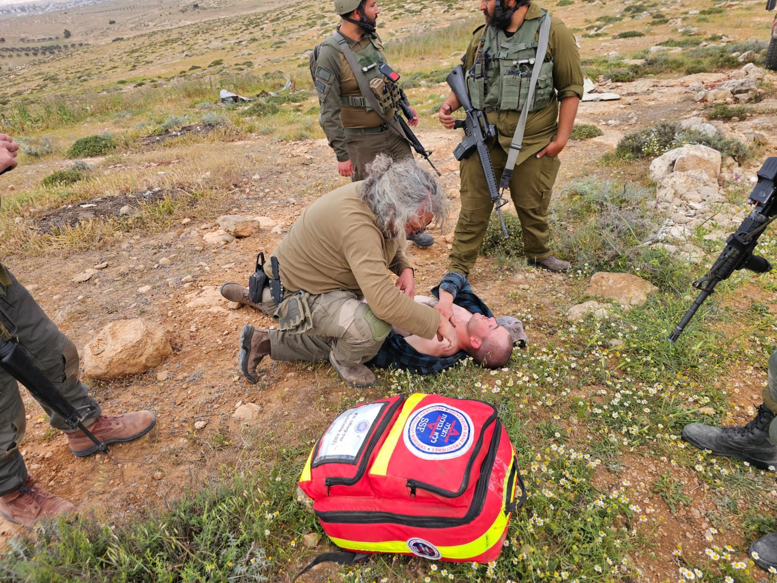 כוחות צה"ל מעניקים טיפול רפואי ראשוני לפצוע | קרדיט: חופשי 