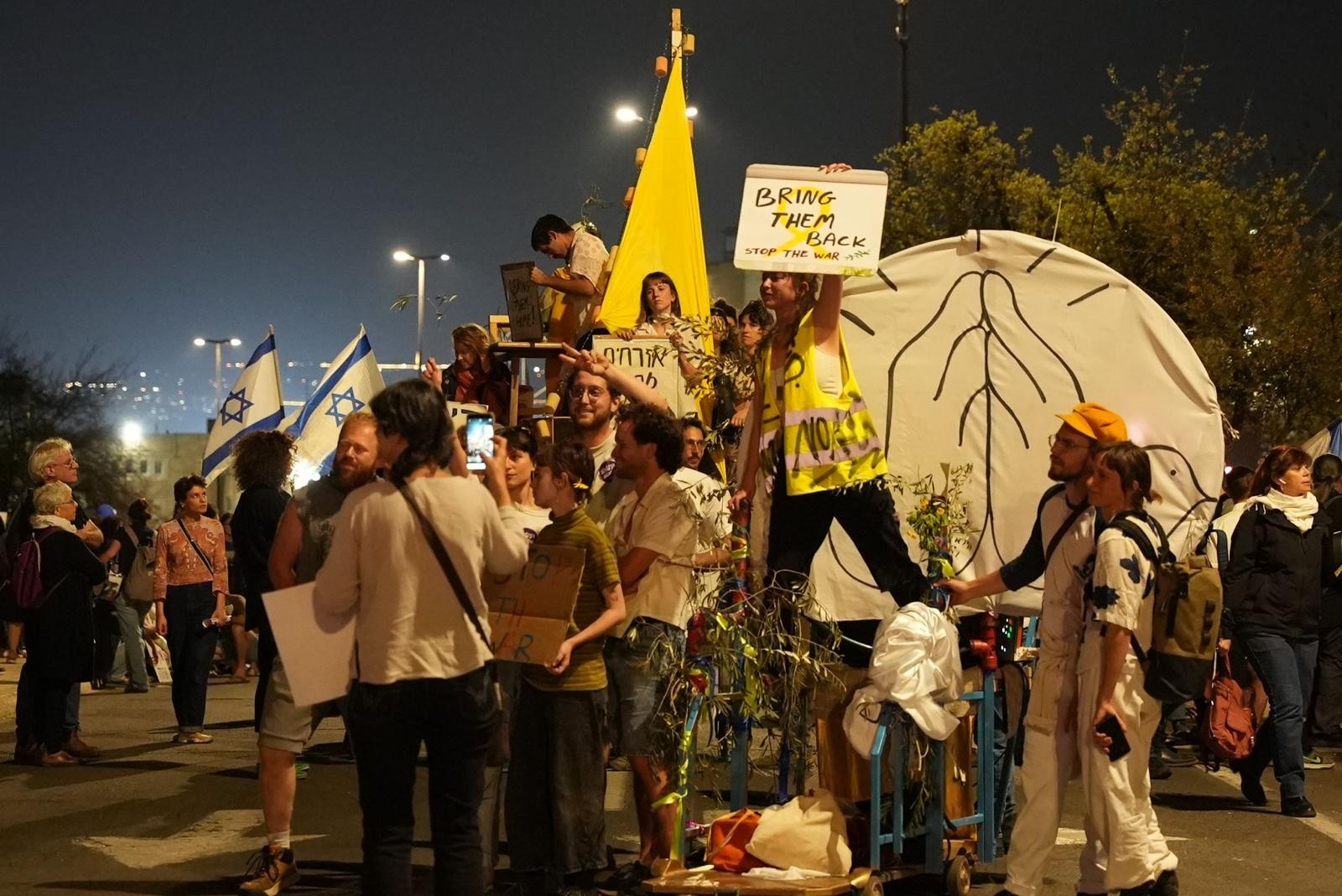 מפגינים פרצו את מעגלי האבטחה והגיעו סמוך למעון רה"מ | תיעוד