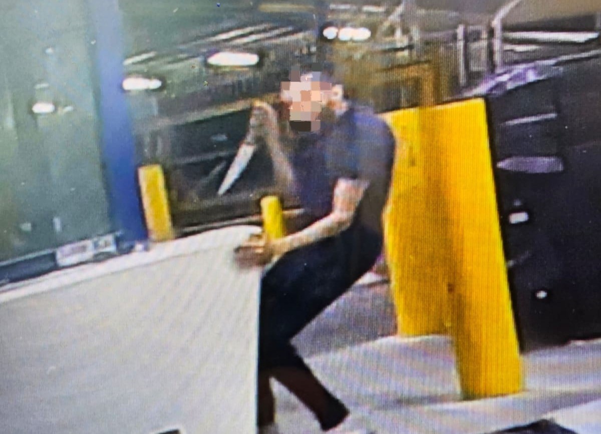תיעוד מהפיגוע: המחבל אוחז בסכין במטרה לפגוע בכוחות