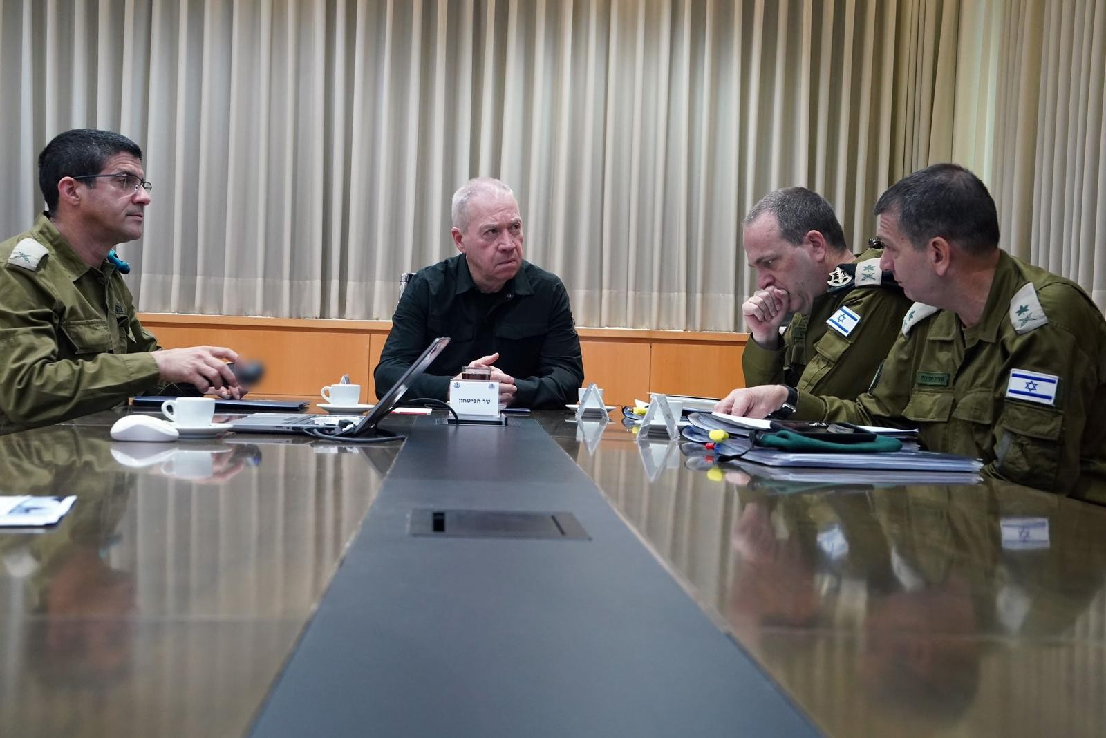 שר הביטחון בהערכת מצב. צילום: אריאל חרמוני, משרד הביטחון

