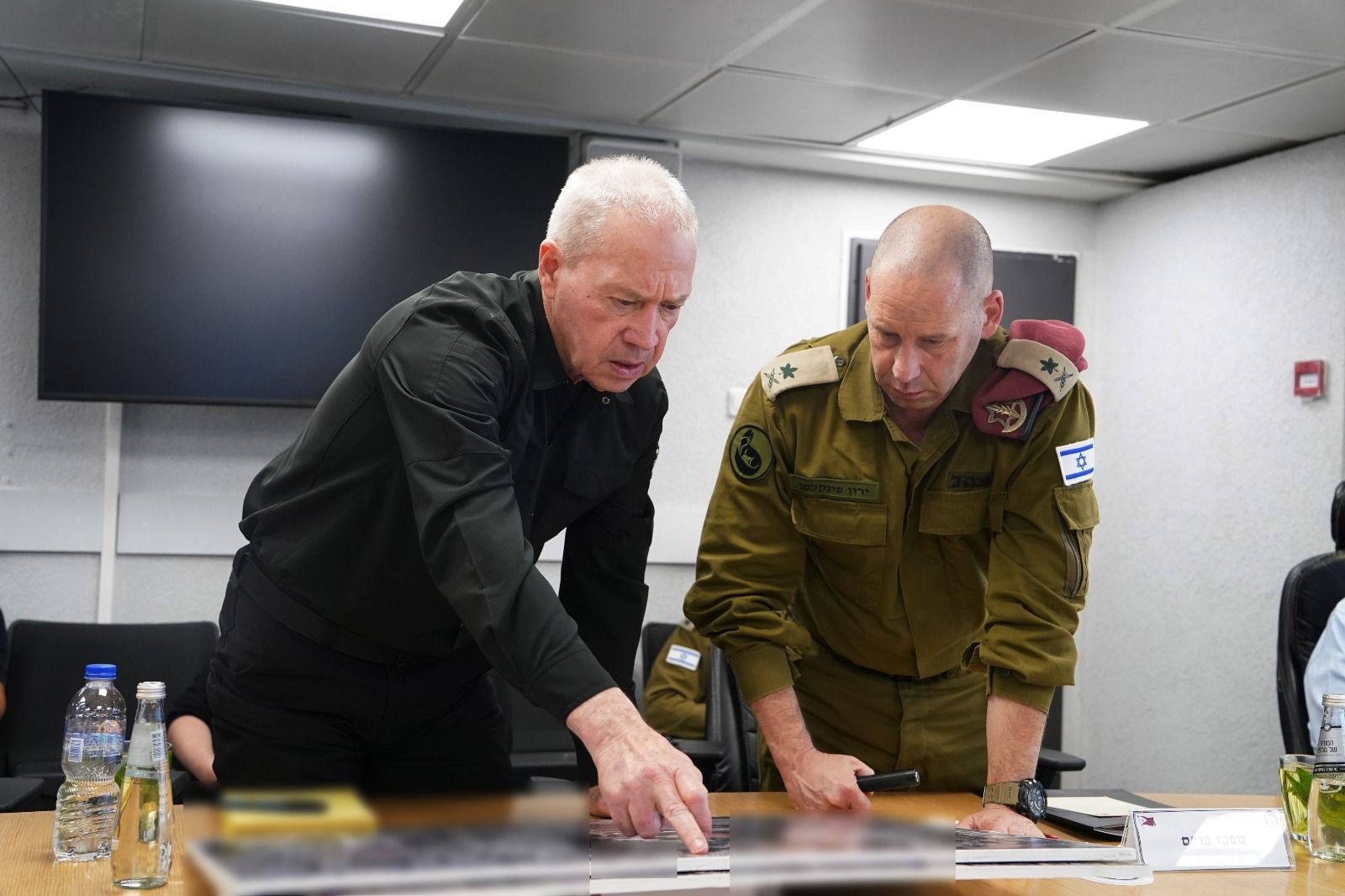 השר גלנט ואלוף פיקוד דרום ירון פינקלמן | צילום: אריאל חרמוני, משרד הביטחון