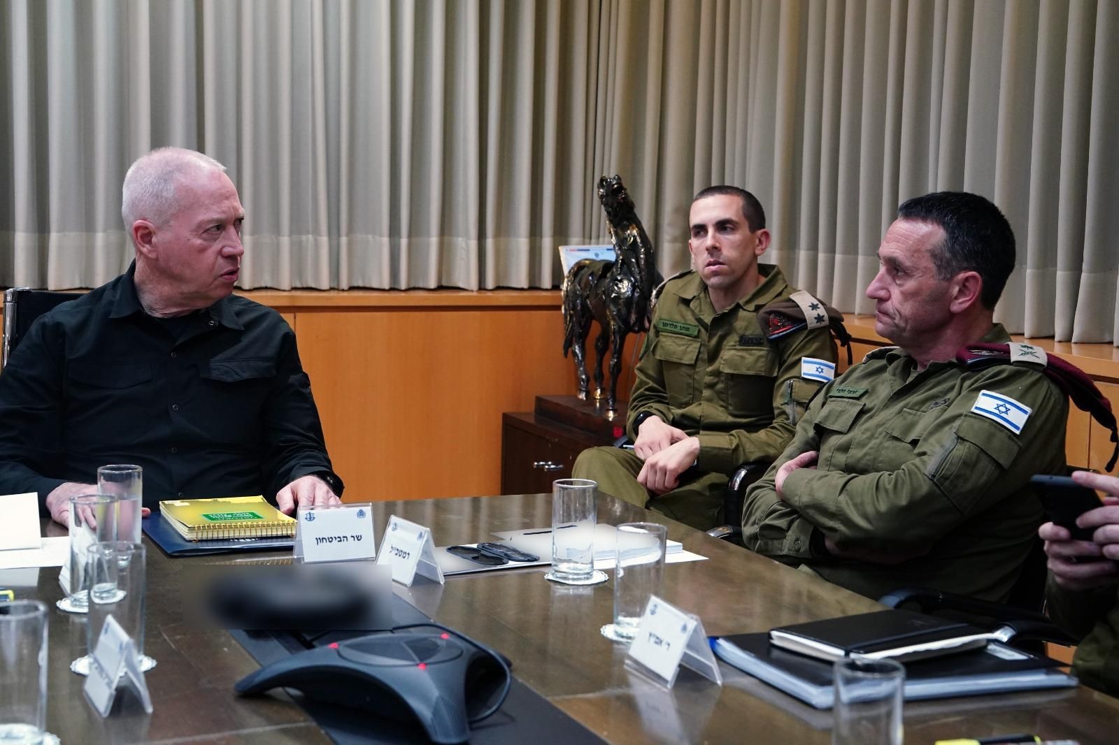 גלנט מקיים הערכת מצב מבצעית עם הרמטכ״ל ובכירי מערכת הביטחון