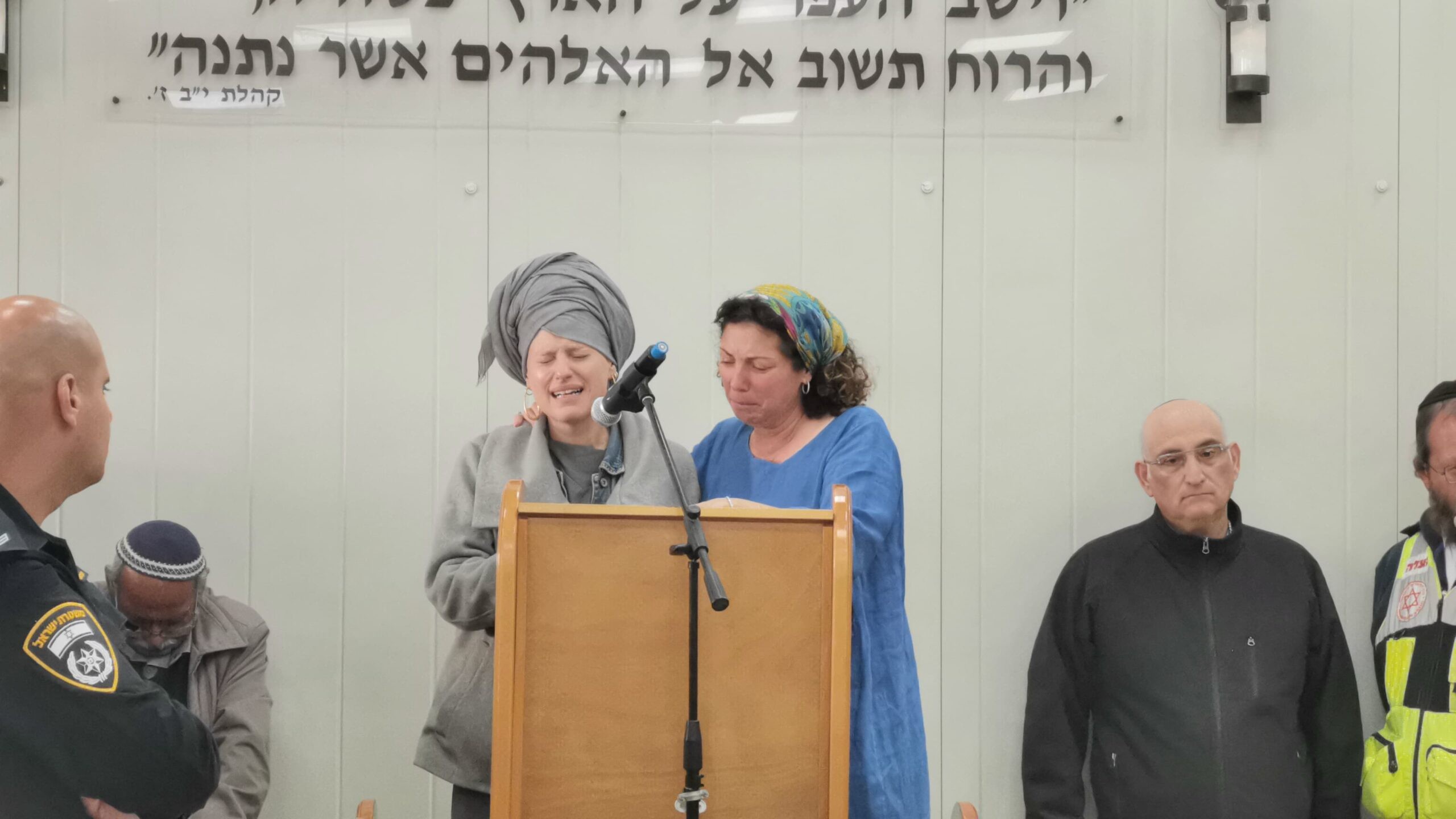 ארץ אל תכסי דמו: המונים ליוו את בנימין הי"ד בדרכו האחרונה