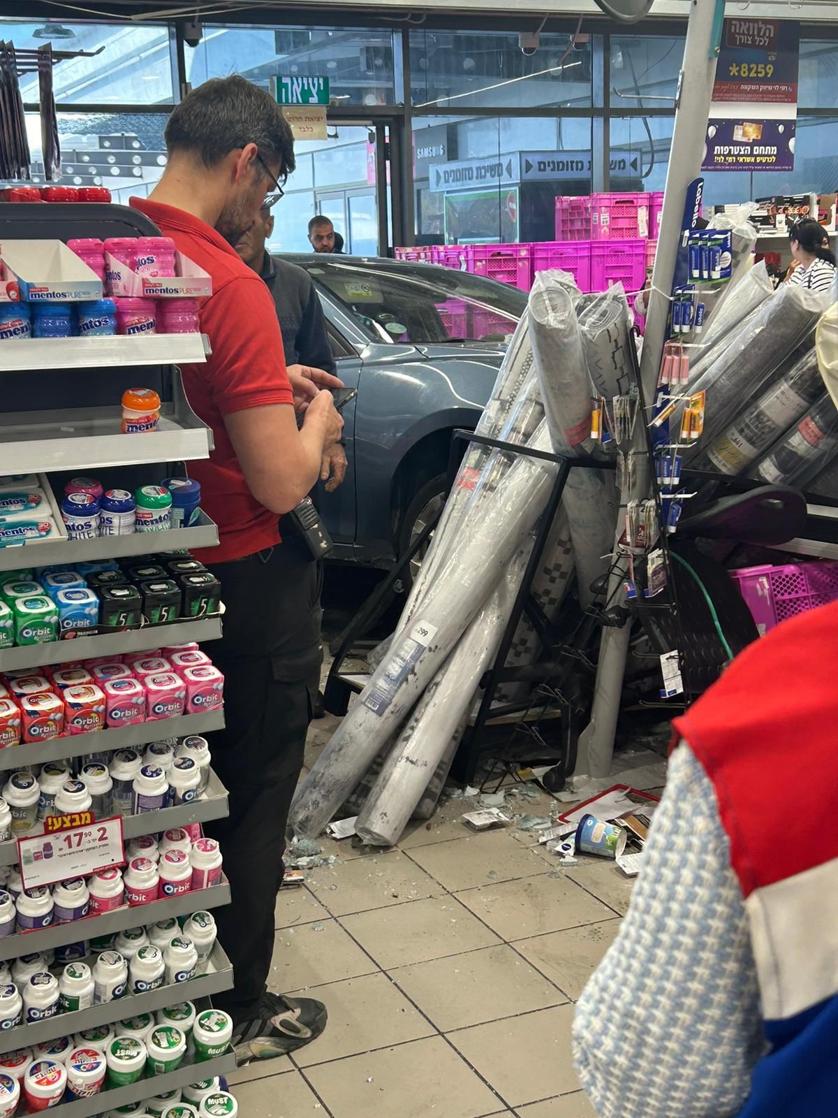 נהג איבד שליטה על רכבו ודהר לתוך סניף רמי לוי בכרמיאל | צפו