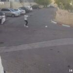 הרכב פוגע ומעיף את עוברי האורח, המחבלים יוצאים עם נשק | צפו