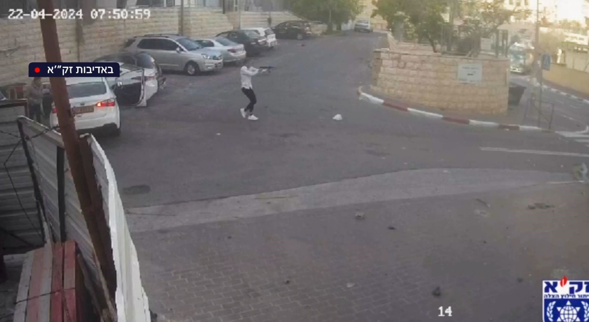 הרכב פוגע ומעיף את עוברי האורח, המחבלים יוצאים עם נשק | צפו