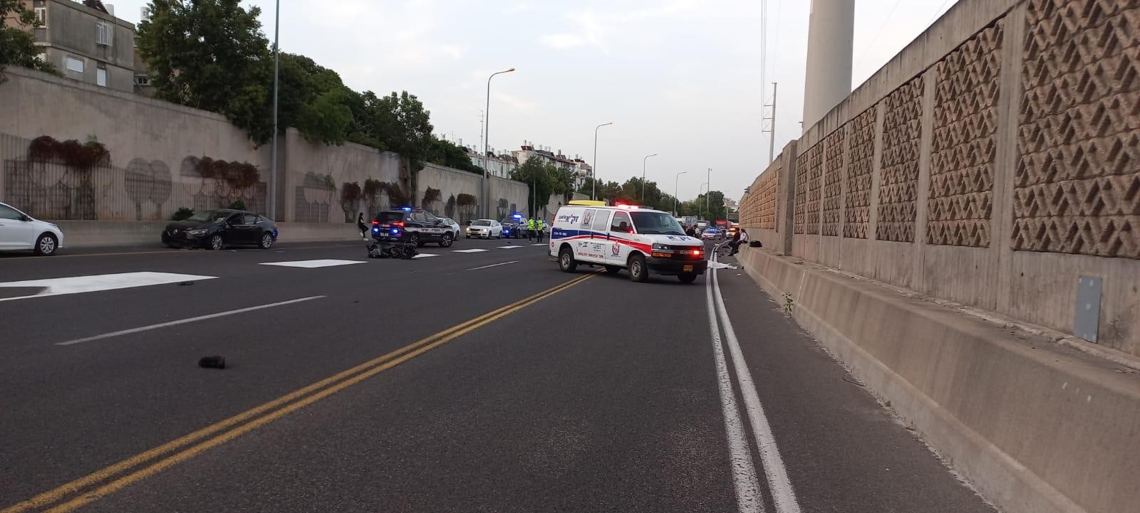 זירת התאונה בה נהרג רוכב האופנוע בכביש 20 | צילום: זק"א ת"א
