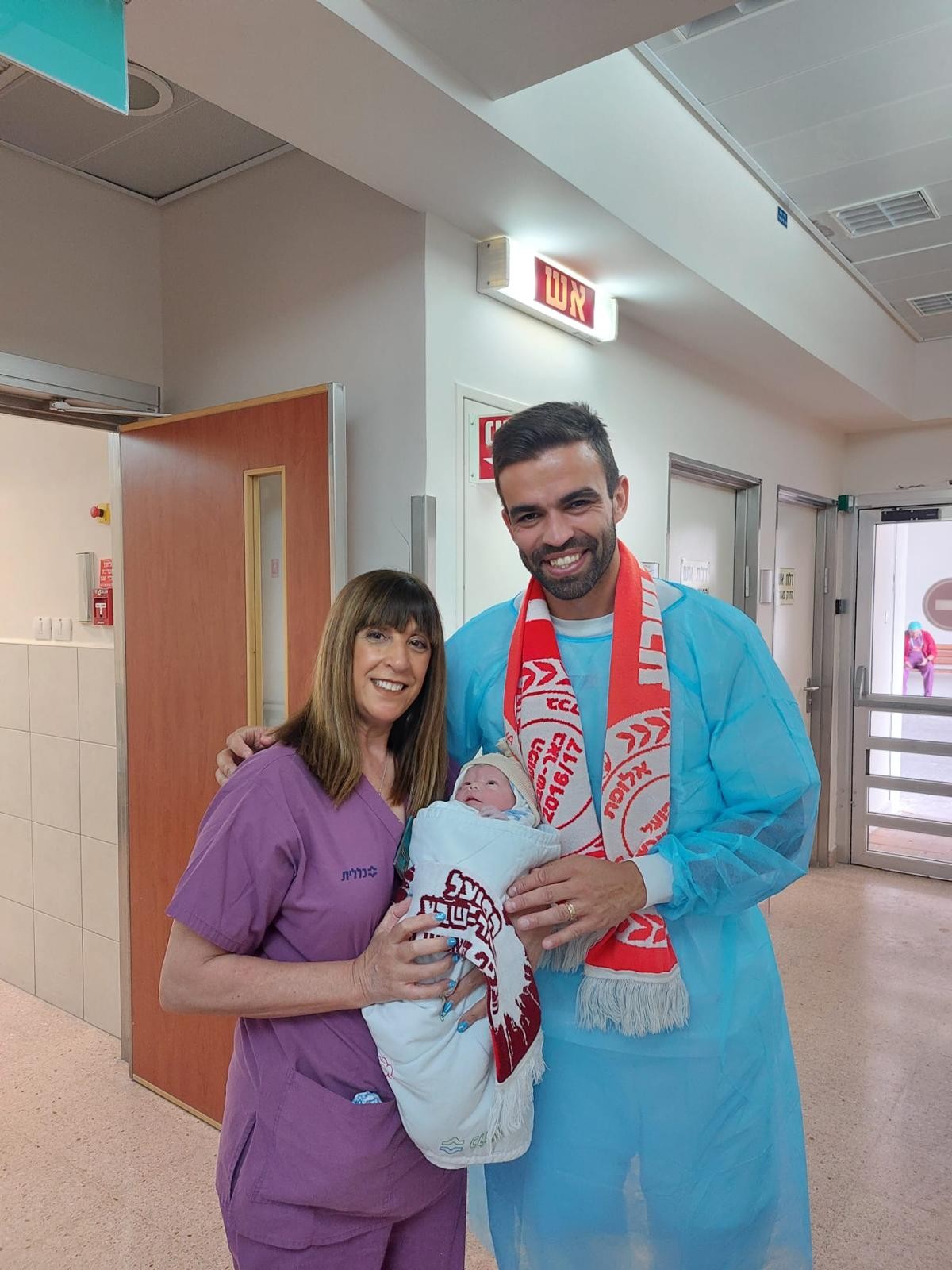 מיגל ויטור, כוכב הפועל באר שבע ונבחרת ישראל חובק בן. צילום: שרון אדרי, דוברות סורוקה