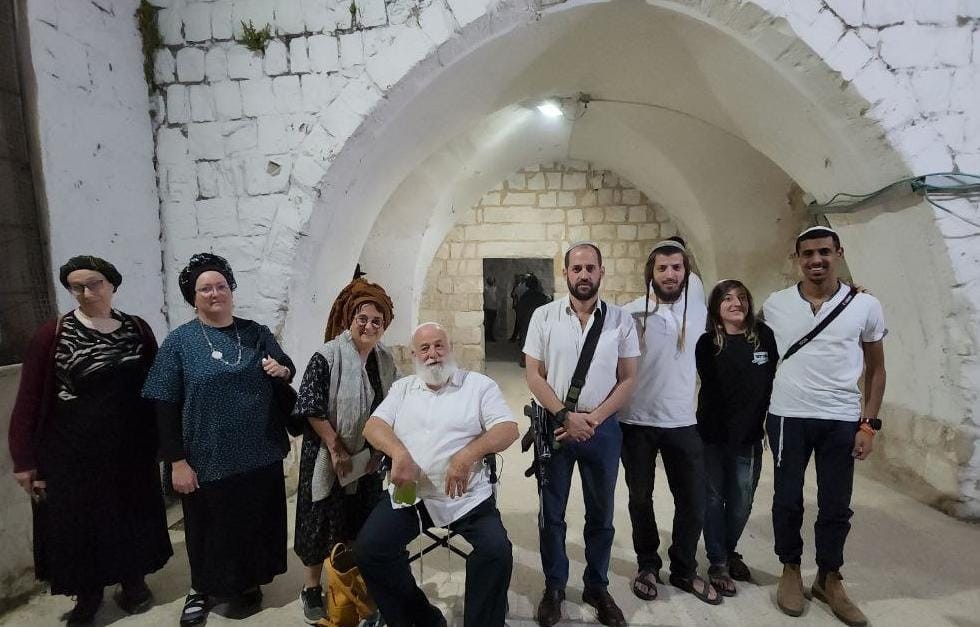 המשפחות השכולות בקבר יוסף שבשכם | צילום: אברהם פליטר