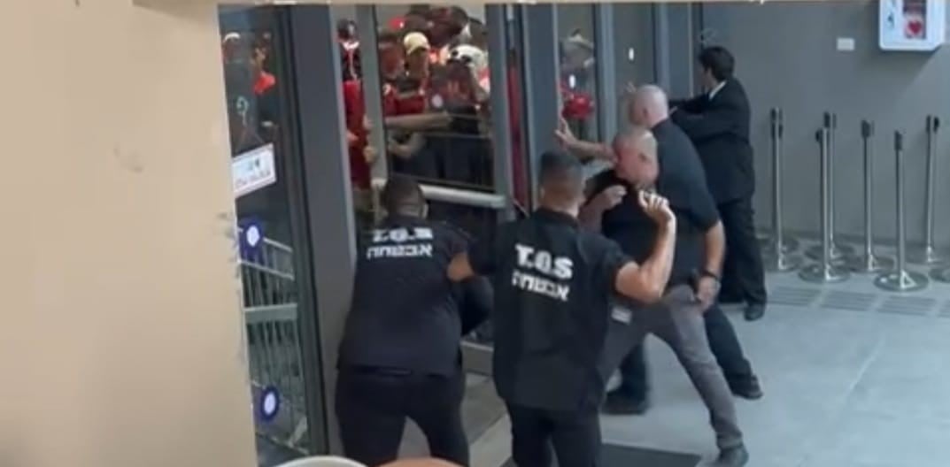 עם אבנים וזכוכיות: אוהדי הפועל ת"א ניסו לפרוץ לחדר ההלבשה של השחקנים | צפו