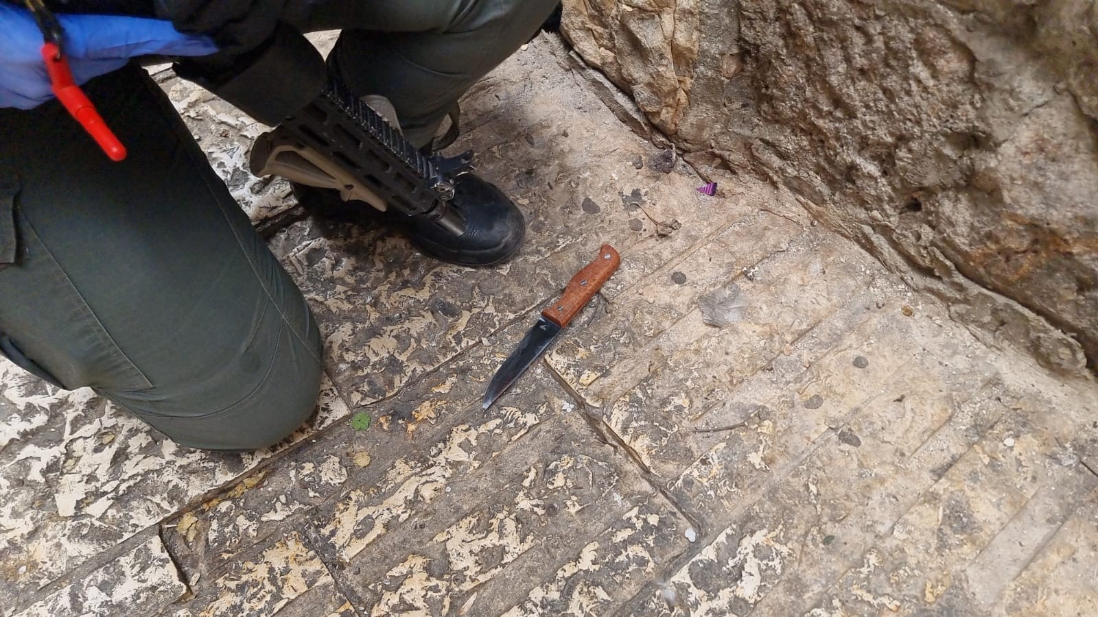 פיגוע דקירה סמוך לשער הפרחים, שוטר נפצע קל - המחבל נוטרל