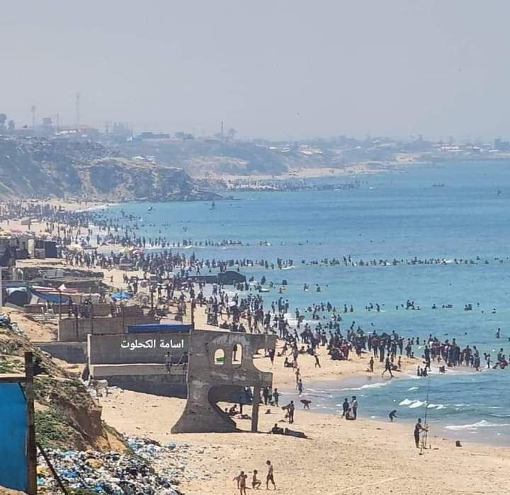 משבר הומניטרי? תיעוד של המוני עזתים מבלים בחוף דיר אל בלח