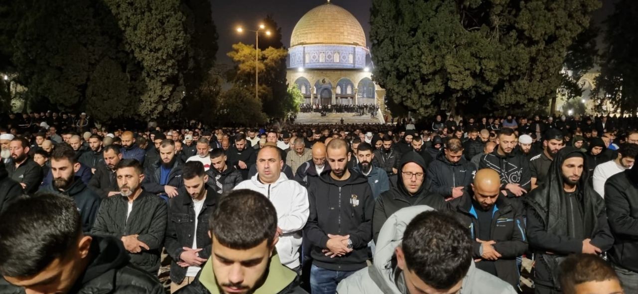 אלפי ערבים מתפללים בהר הבית | קרדיט: רשתות ערביות