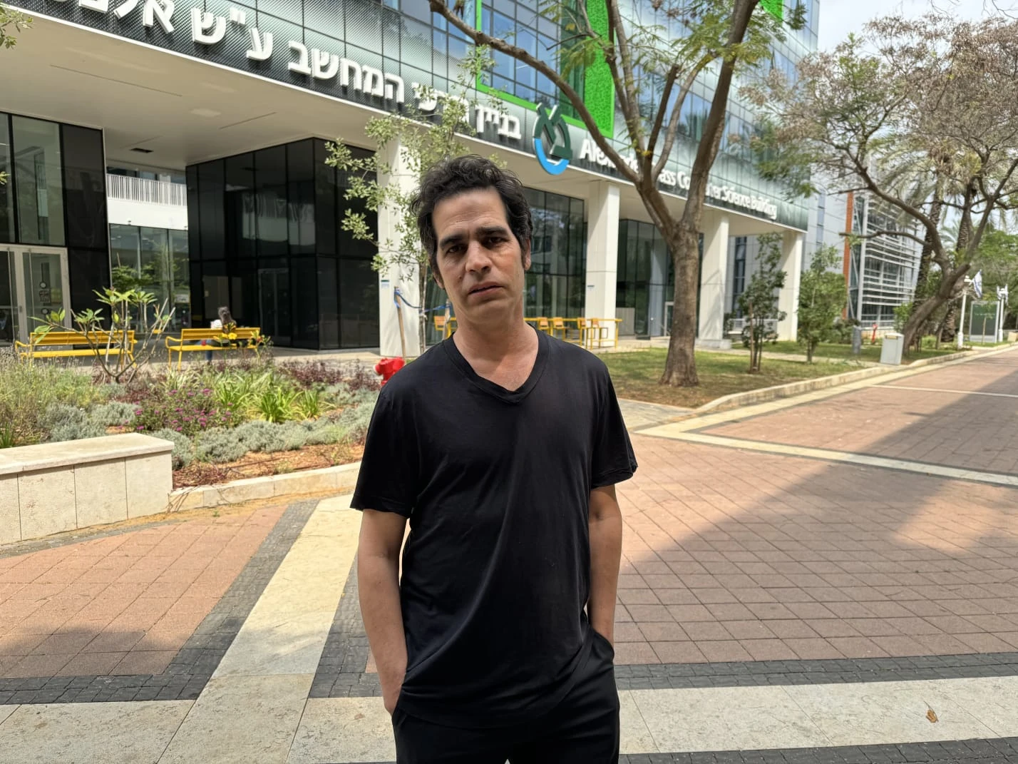 "דוקטור אביב גפן": תתחילו להתרגל לתואר החדש של הזמר