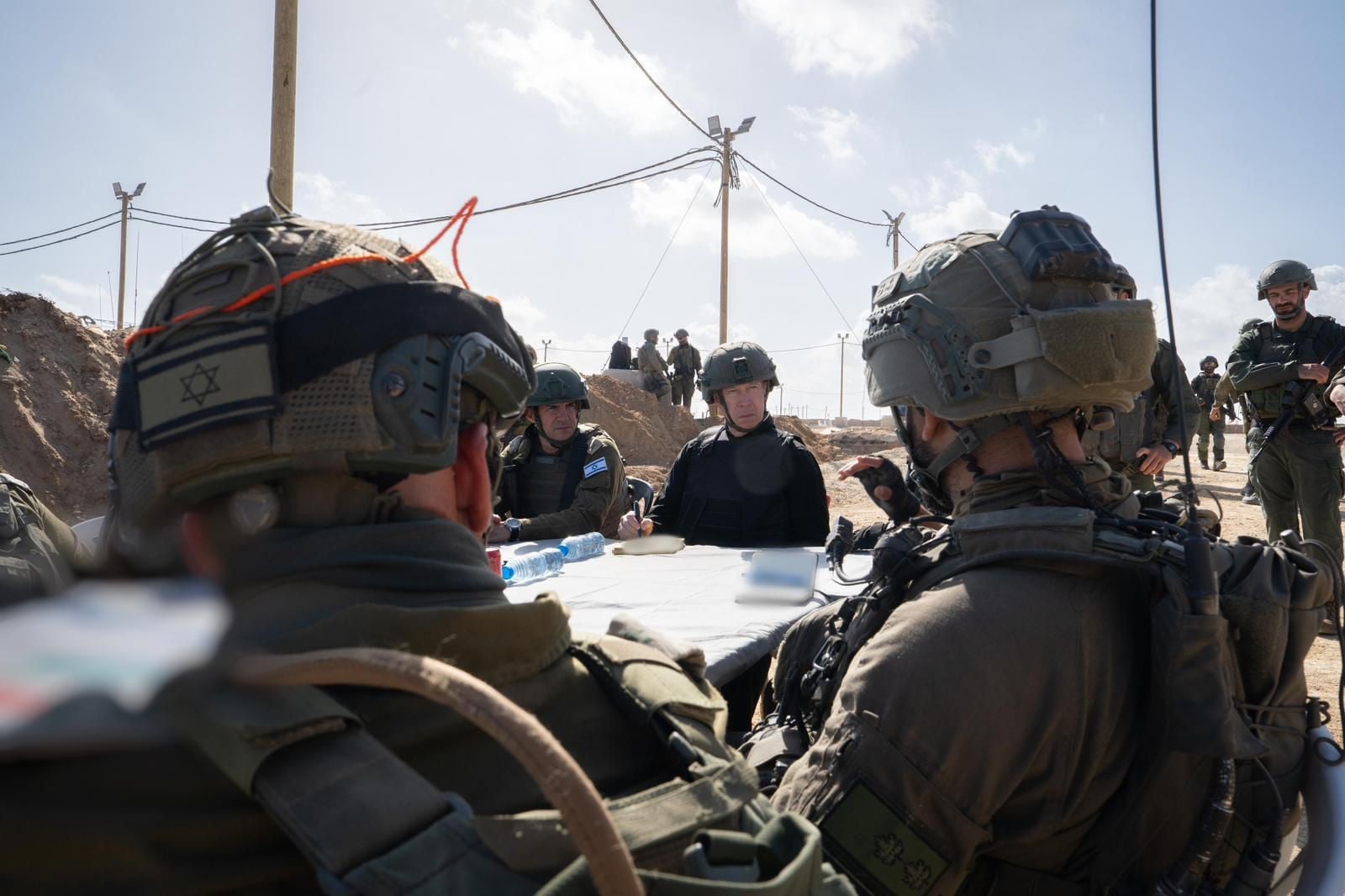 שר הביטחון גלנט ללוחמים במסדרון במרכז רצועת עזה | צילום: דבר צה"ל