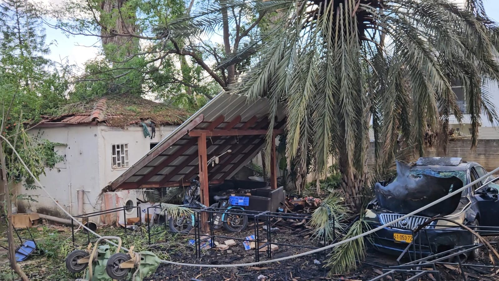 זירת נפילת רקטה בקריית שמונה | צילום: עתי שלו, עכשיו 14