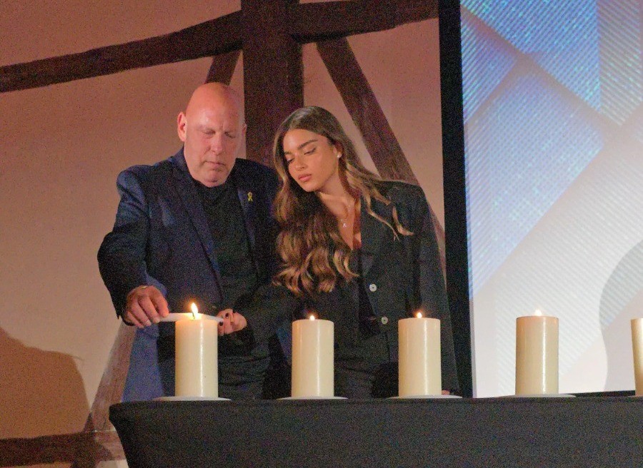 נועה קירל מדליקה נר נשמה לזכר משפחתה שנרצחה בשואה. צילום: ללא