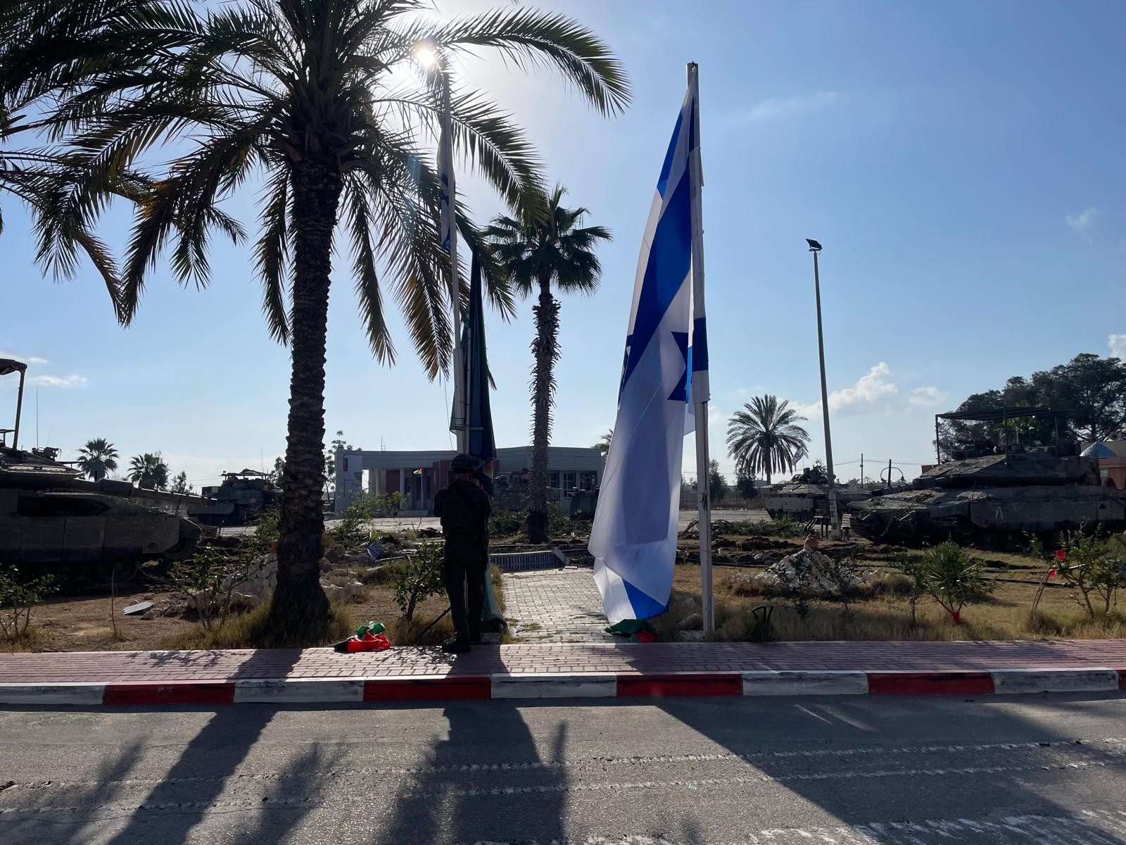 דגל ישראל מונף במעבר רפיח | צילום: חדשות 14