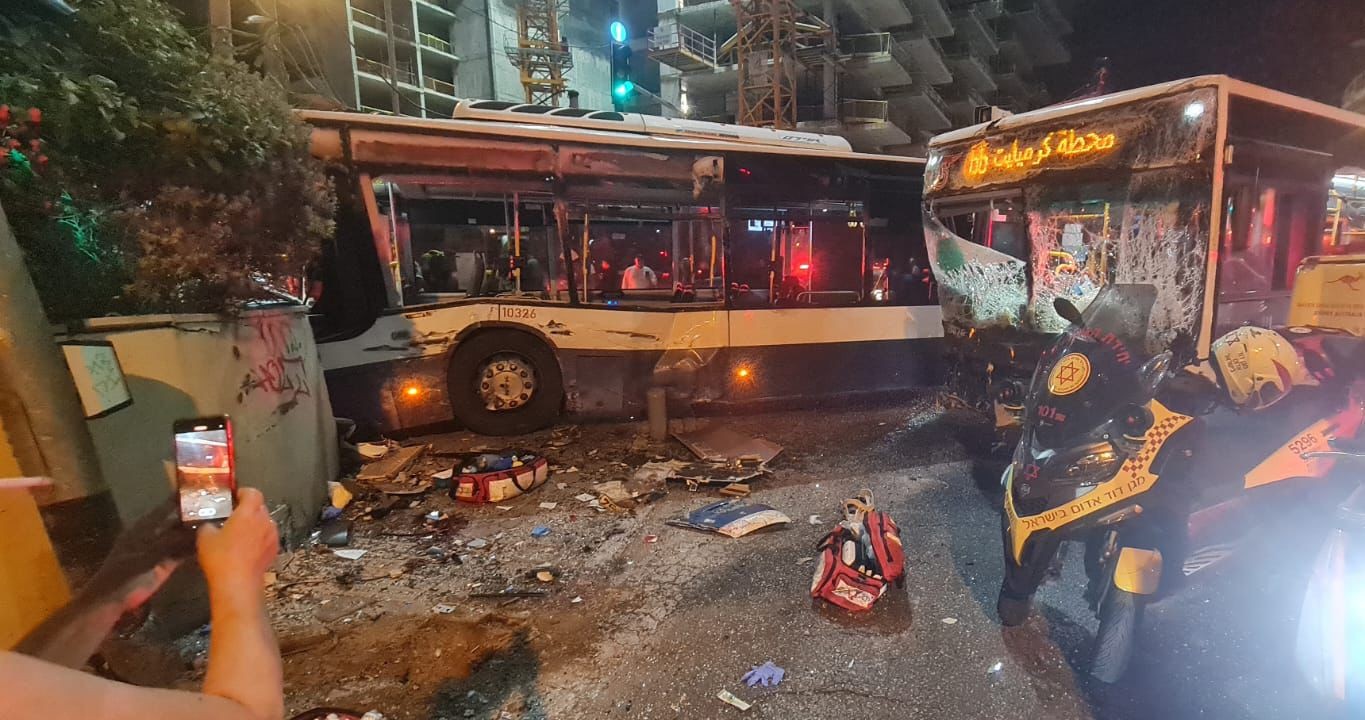 10 פצועים בהתנגשות שני אוטובוסים, גבר כבן 40 נהרג