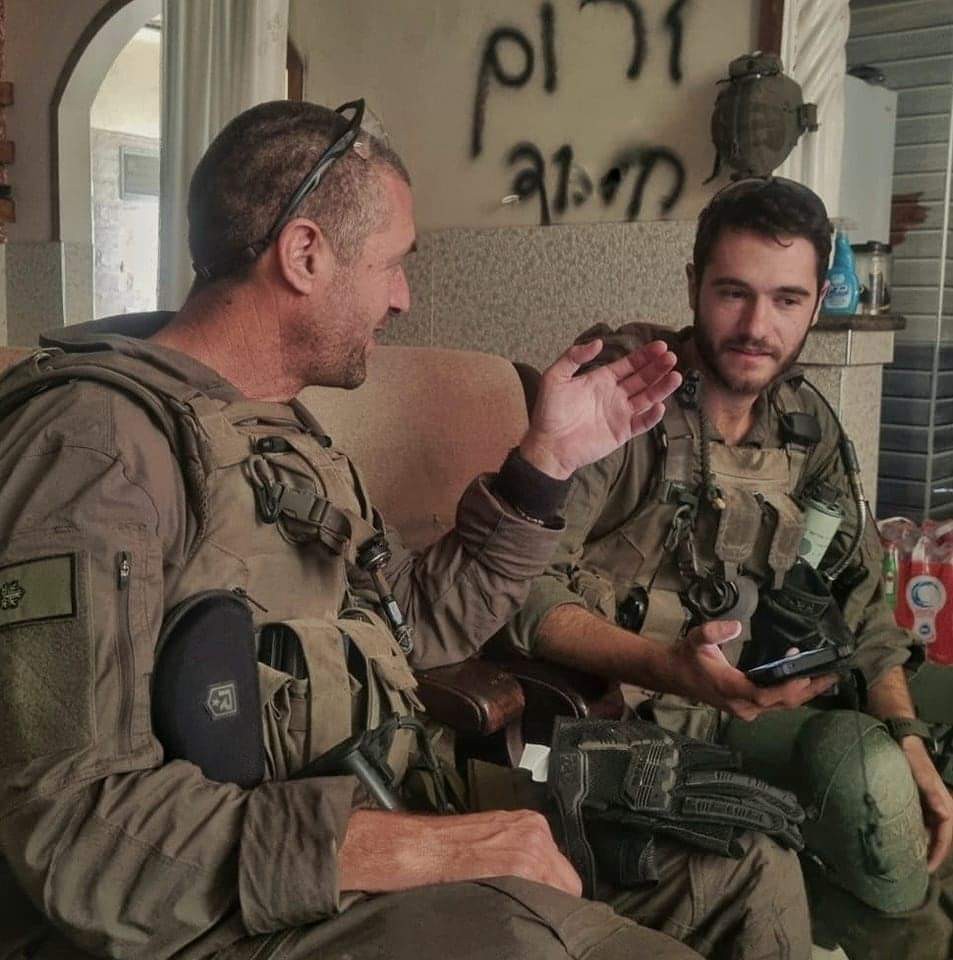 רועי בית יעקב ז"ל נפגש עם אביו במהלך הקרבות ברצועת עזה | קרדיט: באדיבות המשפחה