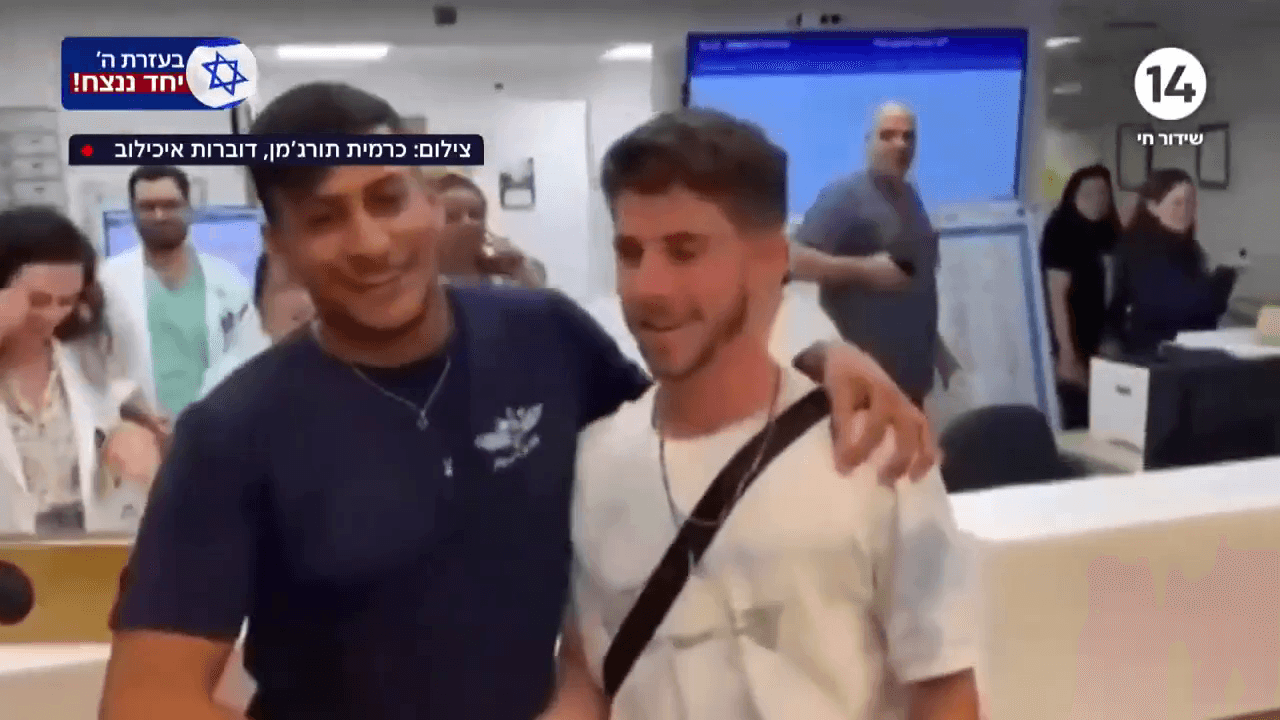 הצוות הרפואי הריע ללוחם שנפצע בקרב והשתחרר מבית החולים