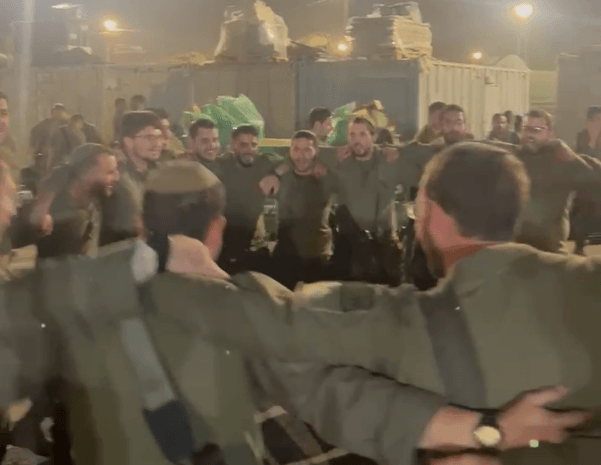 "רפיח, רפיח, רפיח!": לוחמי הנח"ל פרצו בשירה וריקודים | צפו