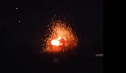 צה"ל תוקף את ביתו של העיתונאי העזתי, חסן אצליח, שהשתתף בטבח השבעה באוקטובר | צילום מסך, רשתות ערביות
