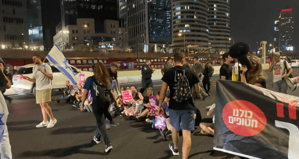 מפגינים חוסמים את איילון | רשתות חברתיות