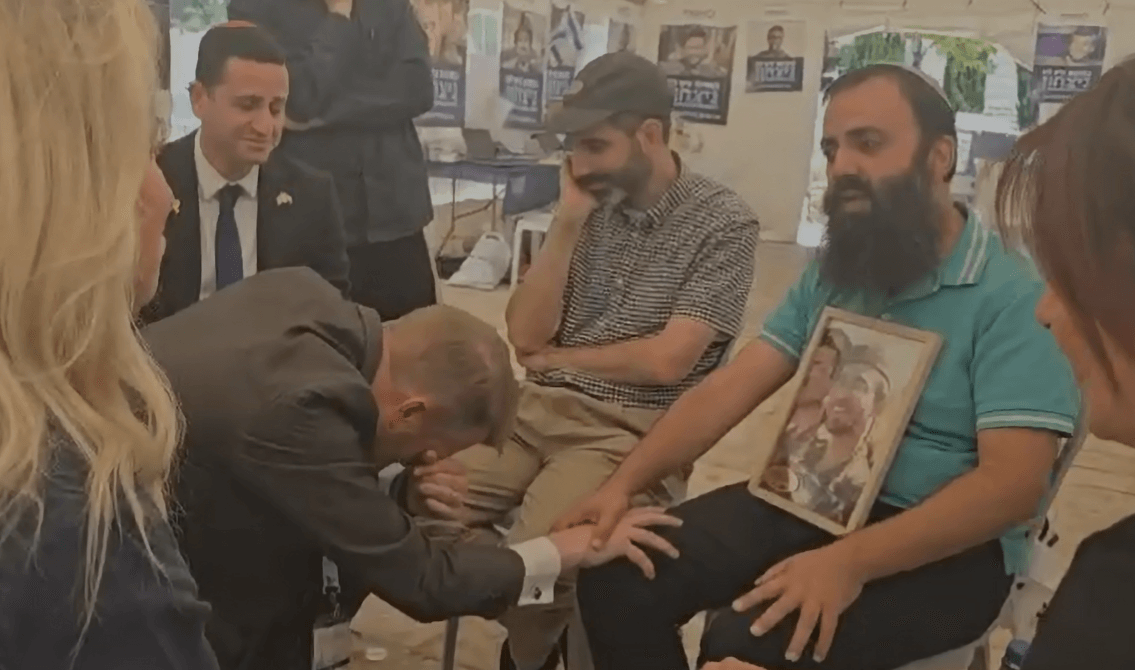 חבר הפרלמנט השוודי פרץ בבכי לרגלי האב השכול | צפו