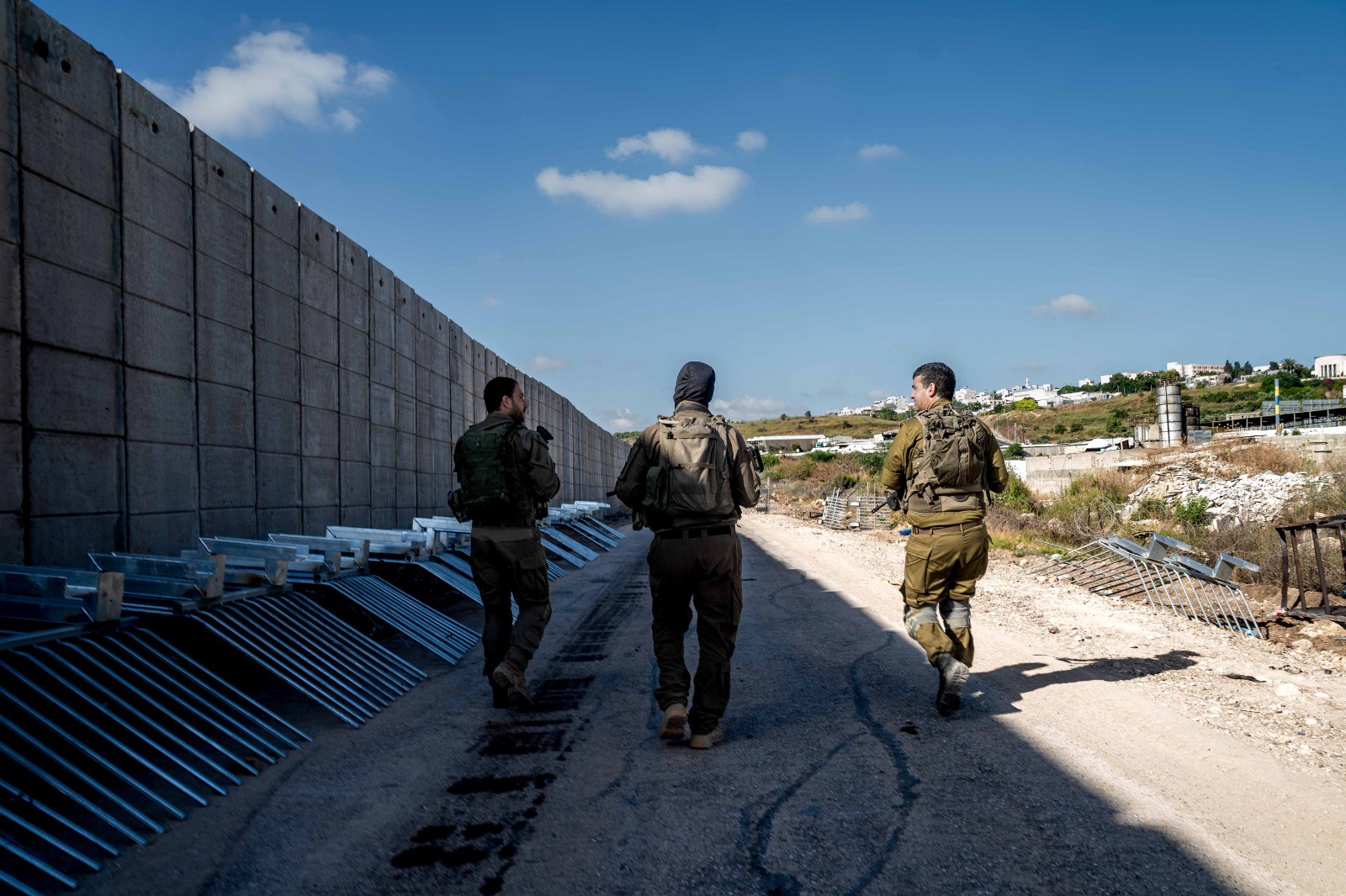 מחבלים השליכו בקבוק תבערה לרכב של צה"ל - החשודים נעצרו
