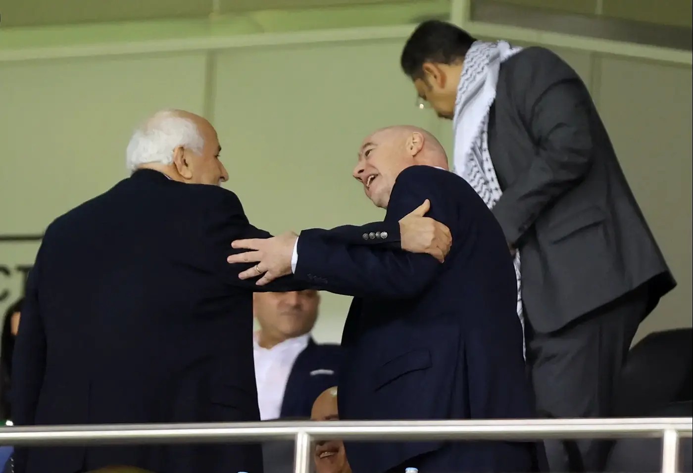 המחבל ג'בריל רג'וב יחד עם  נשיא פיפ"א, ג`יאני אינפנטינו. צילום: רויטרס
