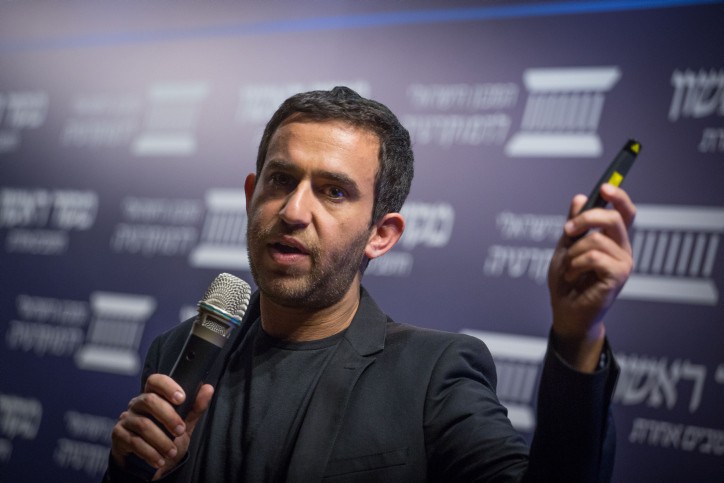 "לעקיבא נוביק מותר לטוס לשבדיה ורק לבחורי ישיבה אסור לבלות"