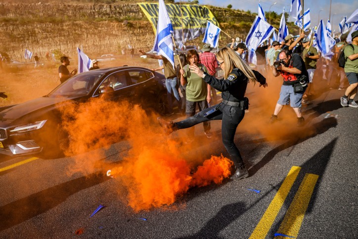 כביש החוף נחסם על ידי מפגיני השמאל