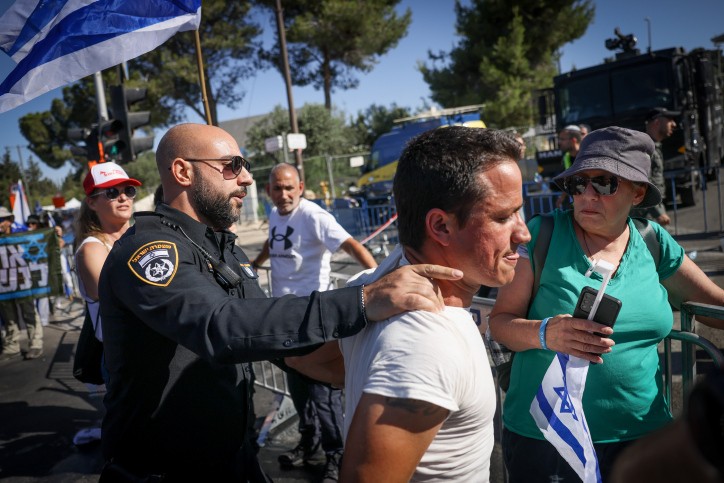 משה רדמן אבוטבול זומן לחקירה, בשמאל נערכים להפגנת "תמיכה"