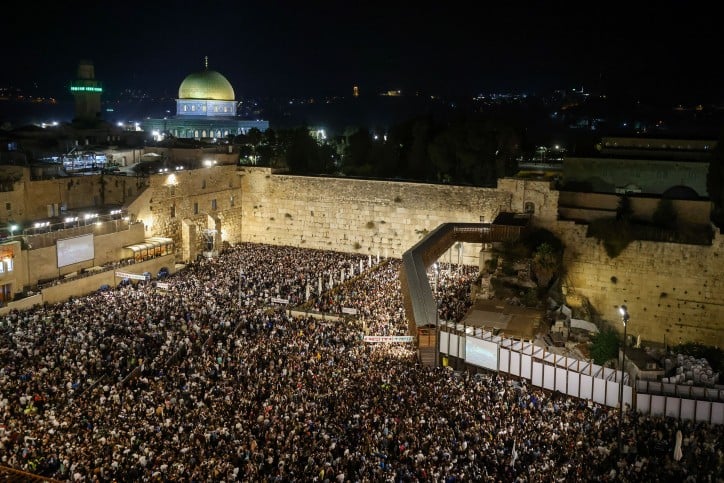 אלפים הריעו בכותל: "נבנה עזה יהודית, רפיח יהודית!" | צפו