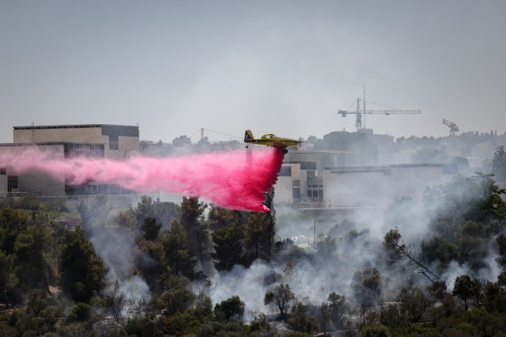האש התפשטה לכיוון מוזיאון ישראל, צוותי כיבוי פועלים בזירה