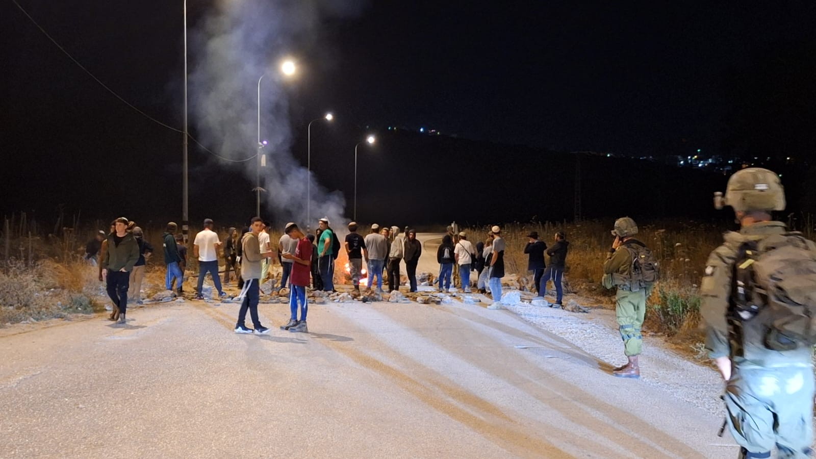 מאות תושבים חסמו את הכניסה לשכם בקריאה להסגרת המחבל