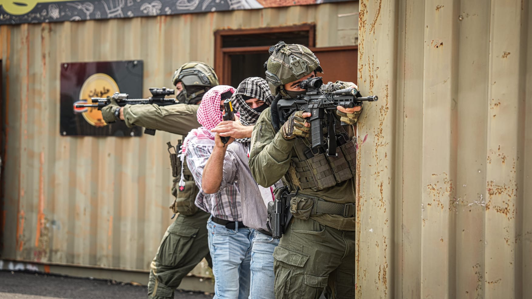 בלב הקסבה של שכם: מסתערבי מג"ב עצרו מבוקש בכיר בבית קפה