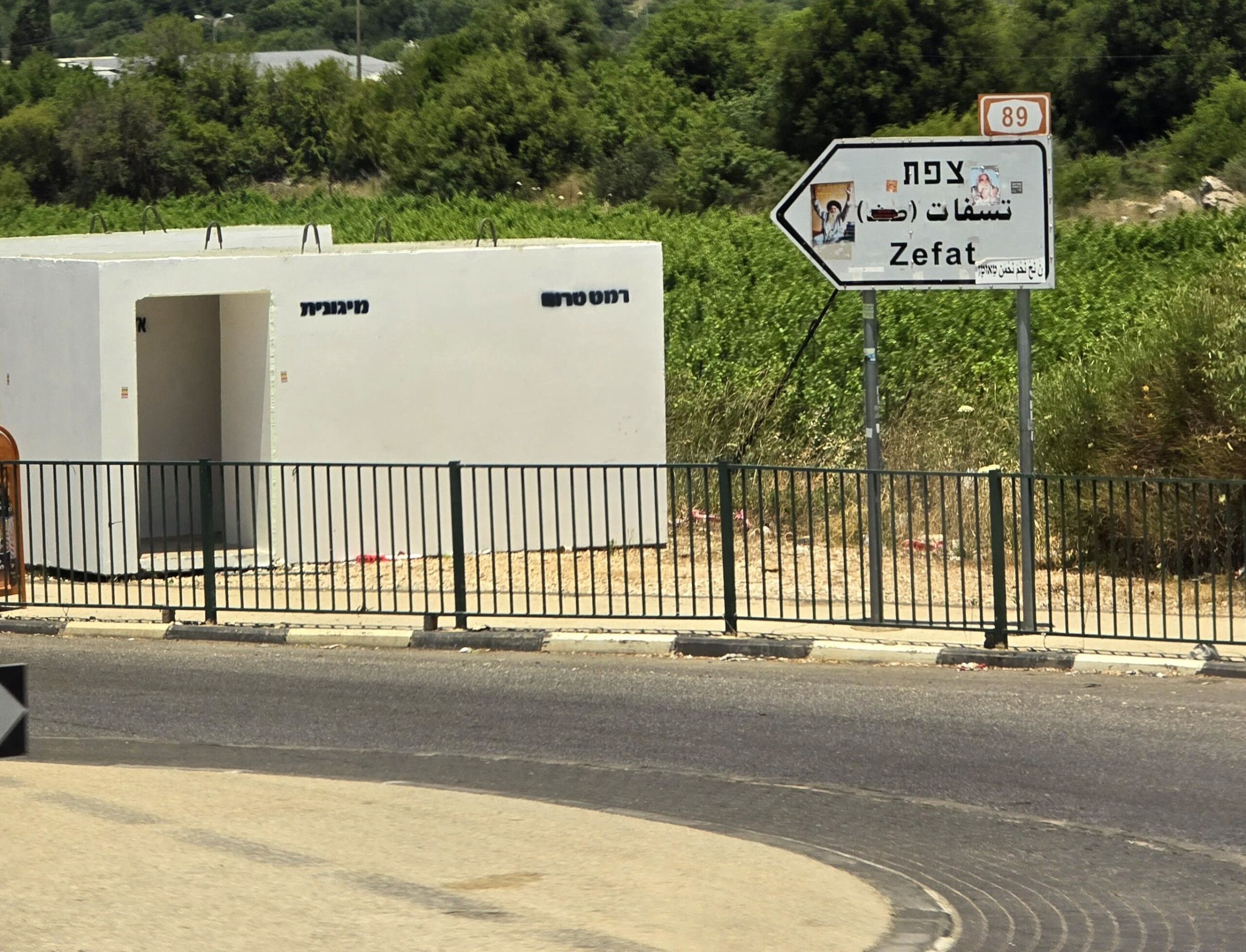 לקראת מלחמה בצפון? אזרחים תיעדו התקנת מיגוניות בסביבת צפת