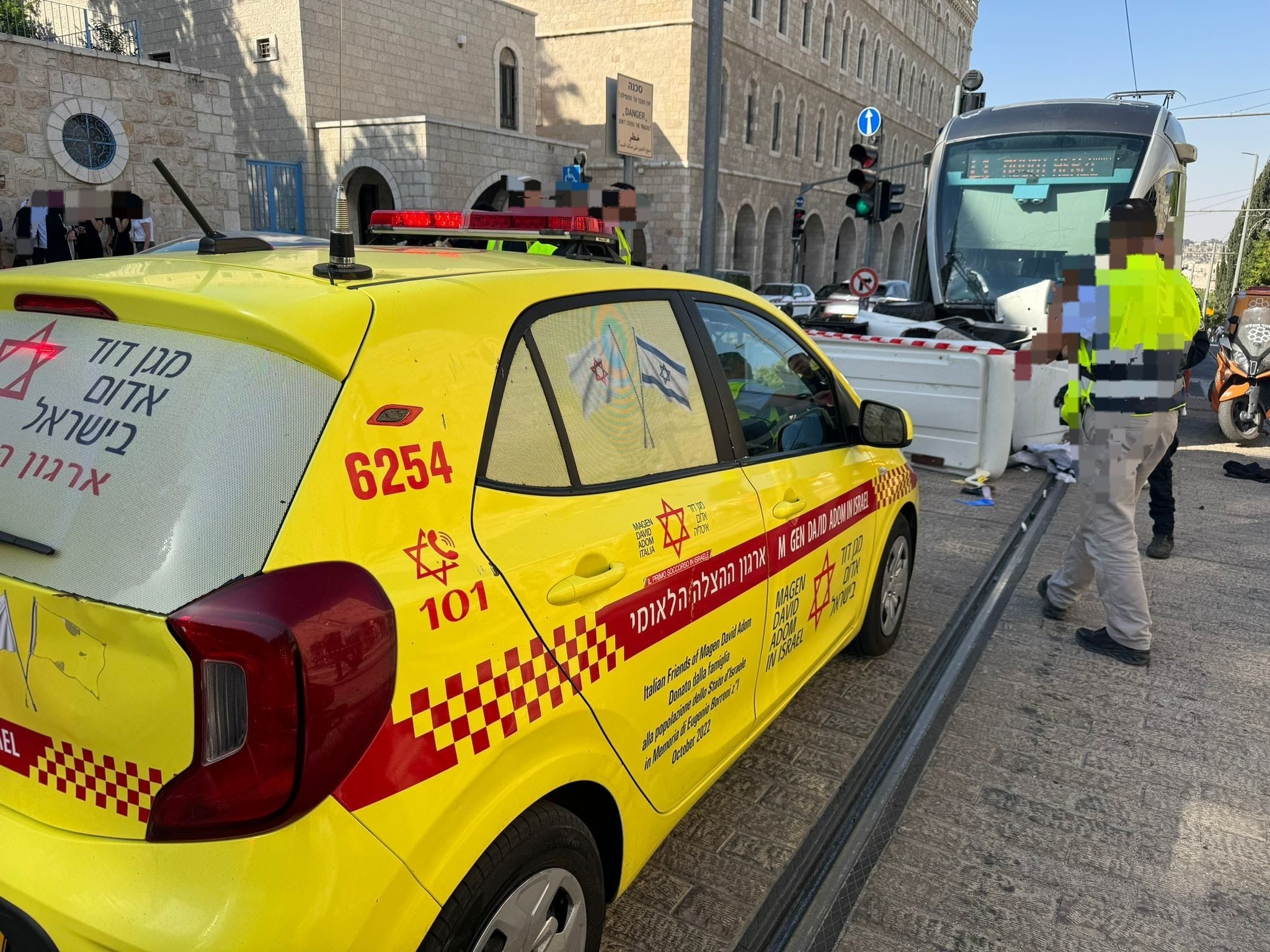 הרכבת הקלה פגעה בנהג קלנועית בירושלים, מצבו קשה