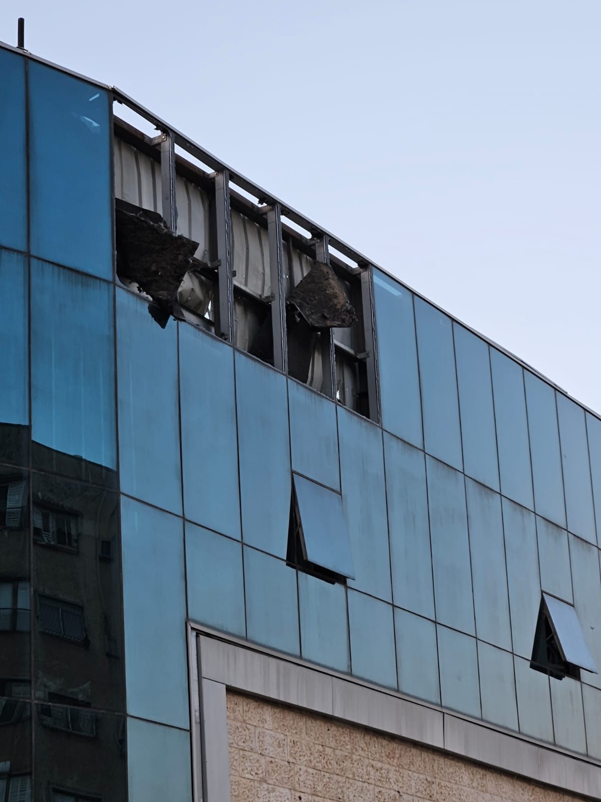 המלחמה בצפון: נפילה בקניון בקריית שמונה, ללא נפגעים | תיעוד