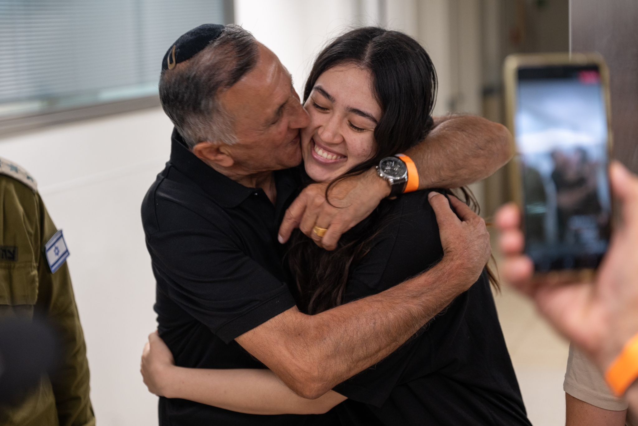נועה ארגמני באיחוד עם אביה לאחר שחזרה מהשבי. צילום: דו"צ