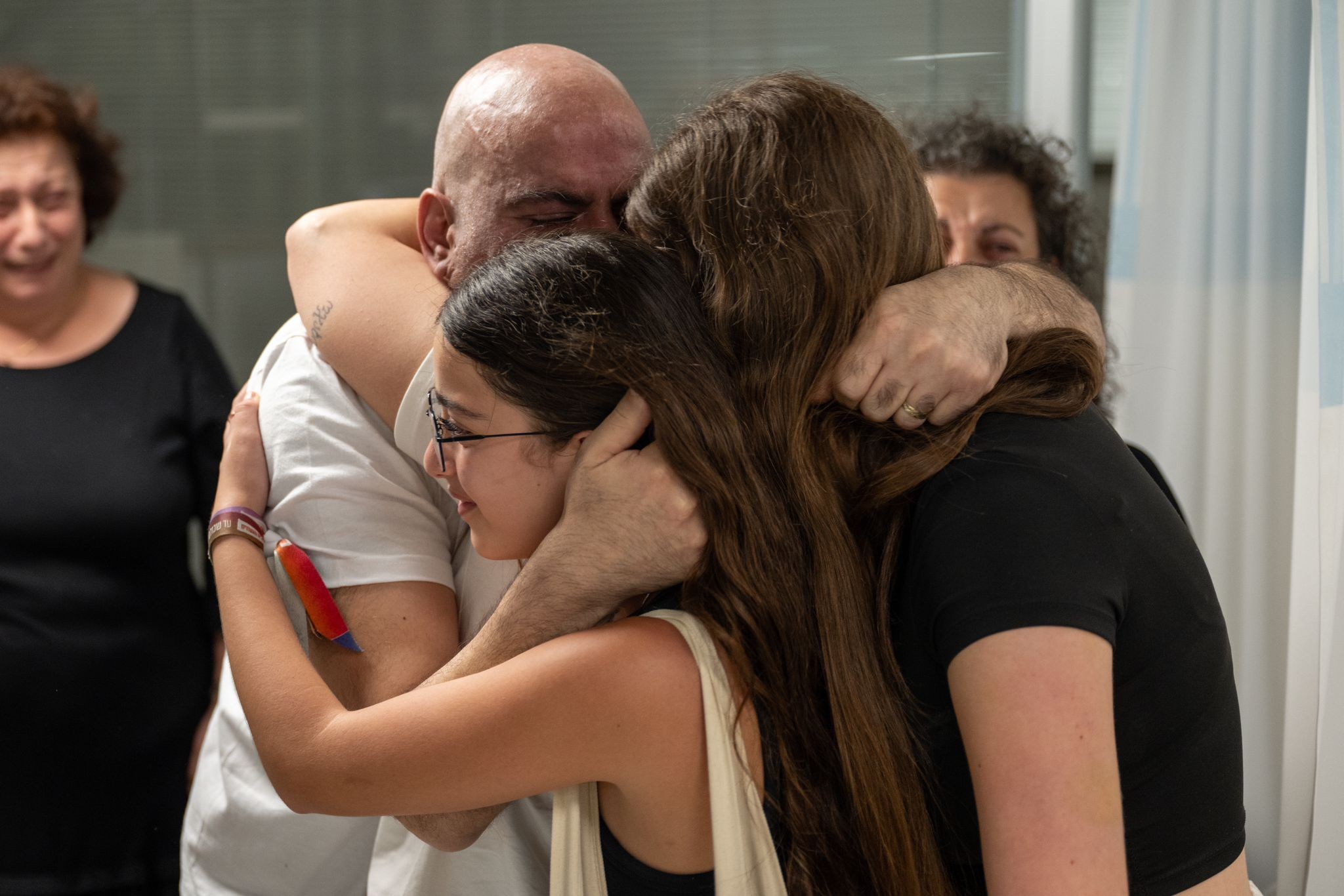 "דמעות של התרגשות": הסלבס מגיבים להחזרת החטופים הביתה | צפו