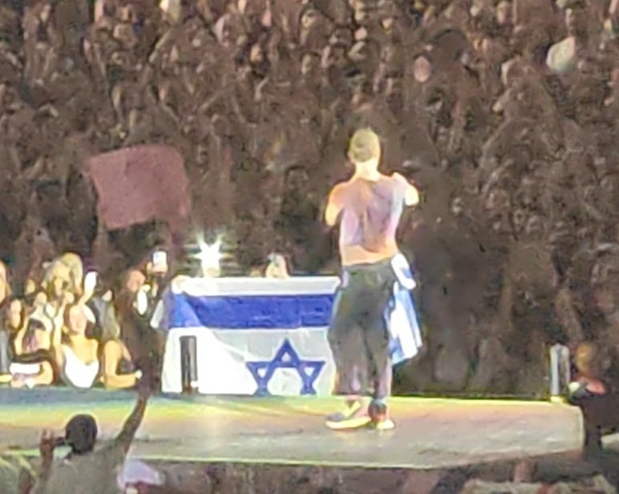בהופעה של קולדפליי: אלפי ישראלים במחווה מצמררת להשבת החטופים | צפו