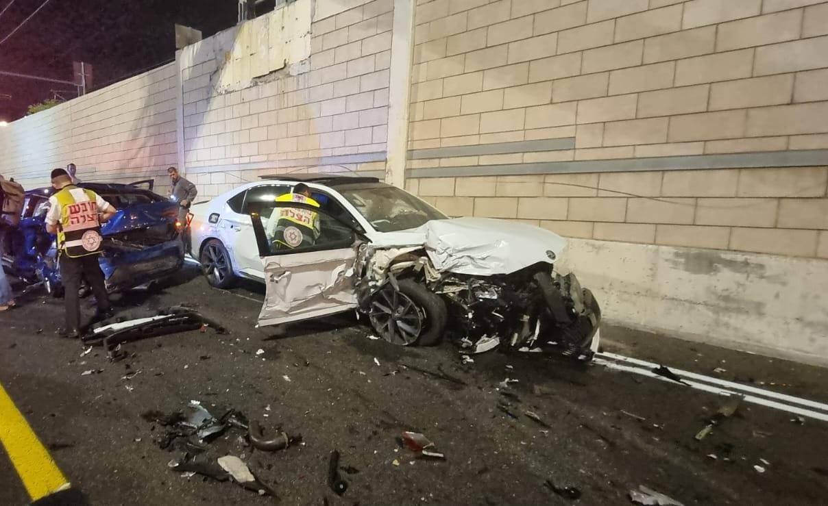 שבעה בני אדם נפצעו בתאונה בין 5 כלי רכב בתל אביב
