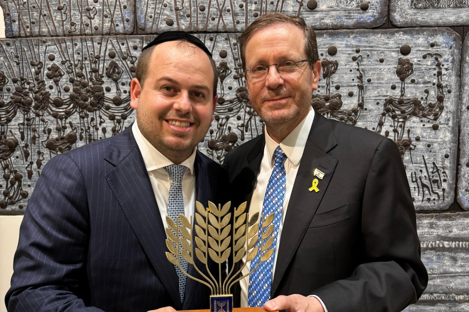 הפנים של המלחמה: שי גראוכר קיבל את אות הנשיא להתנדבות