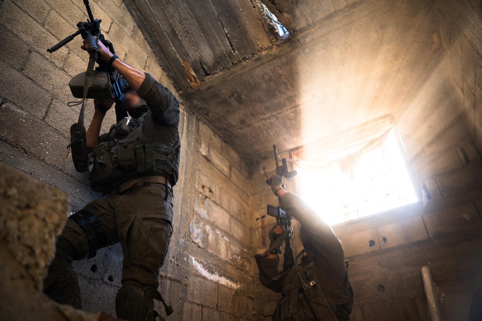 תיעוד נדיר: מחבל יוצא מפיר מנהרה עם טיל RPG ומחוסל