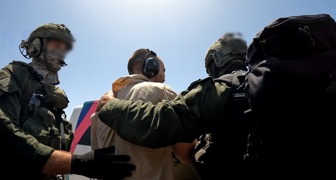 העלייה של שלושת החטופים למסוק - אחרי החילוץ מלב עזה | תיעוד