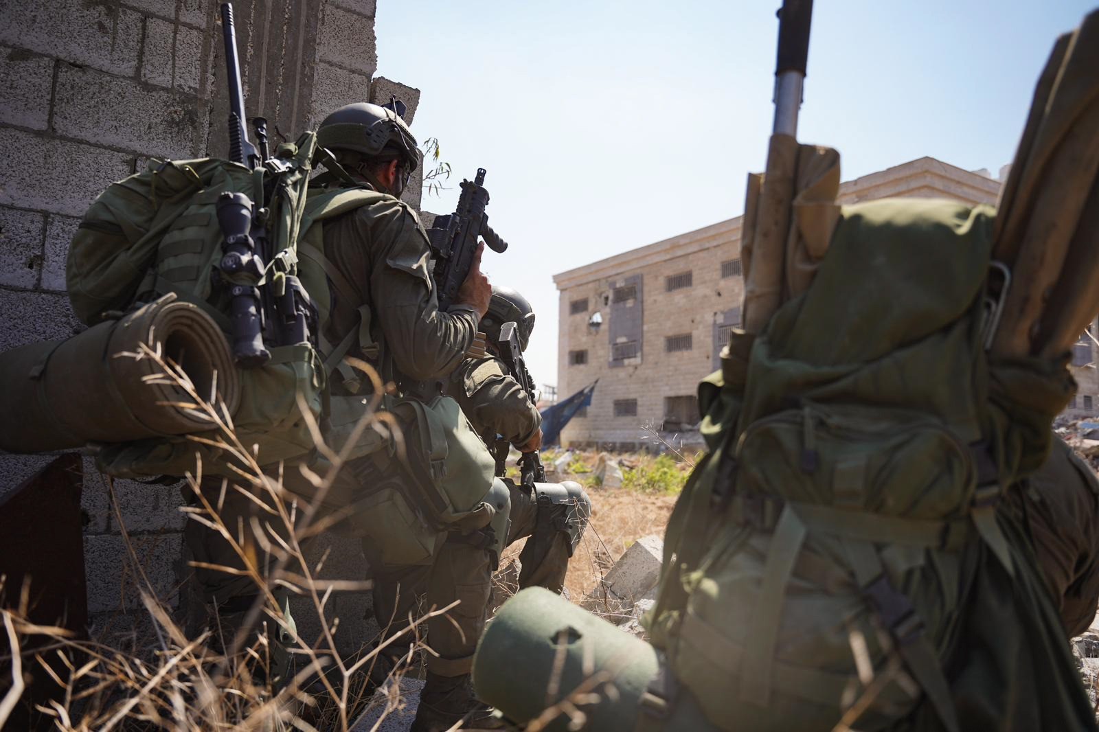 צה"ל נלחם בשלוש גזרות: הושמדה עמדת שיגור שמוקמה בתוך פיר
